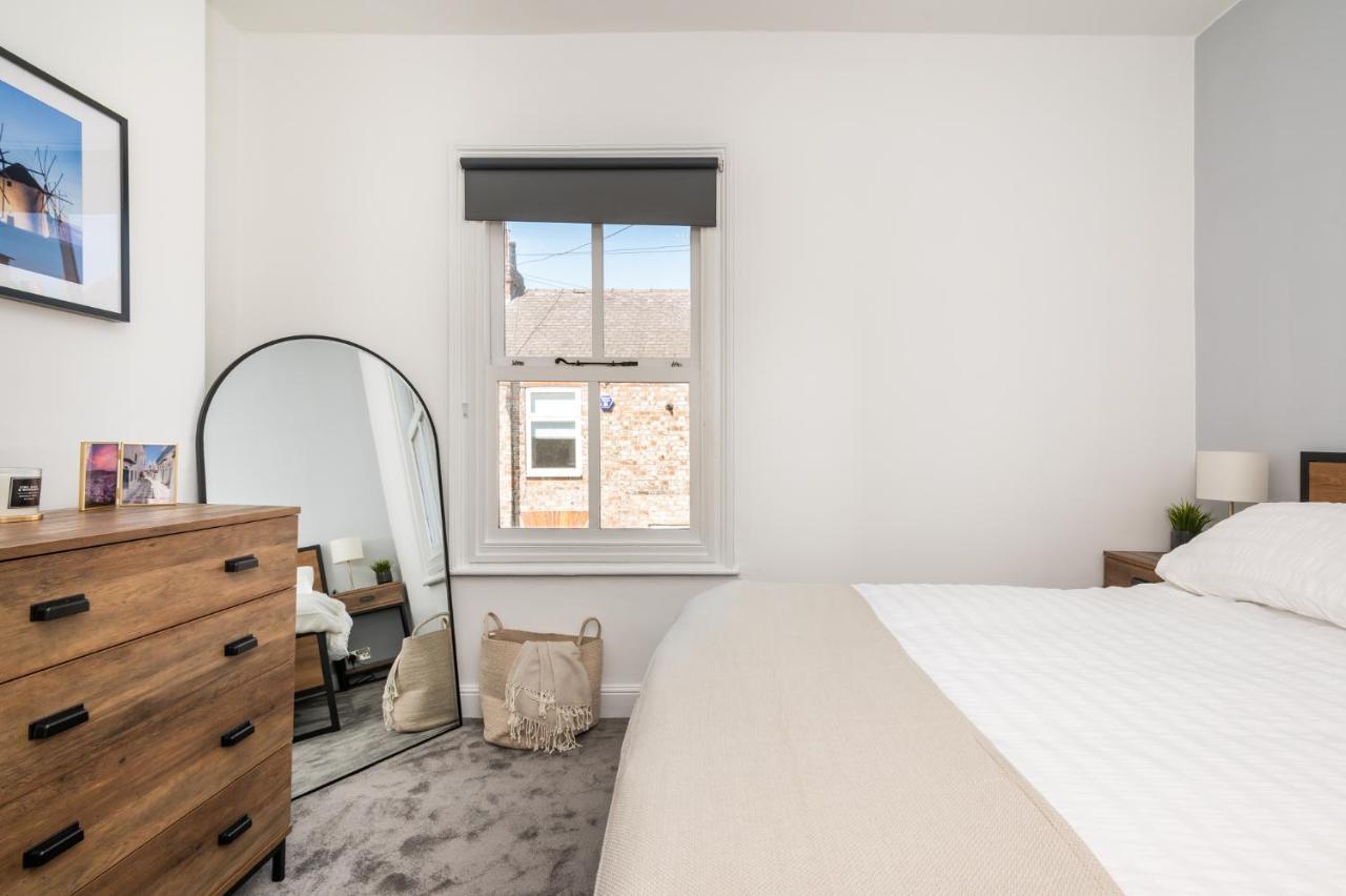 Stylish, Centrally Located Terrace - Pass The Key Йорк Екстериор снимка