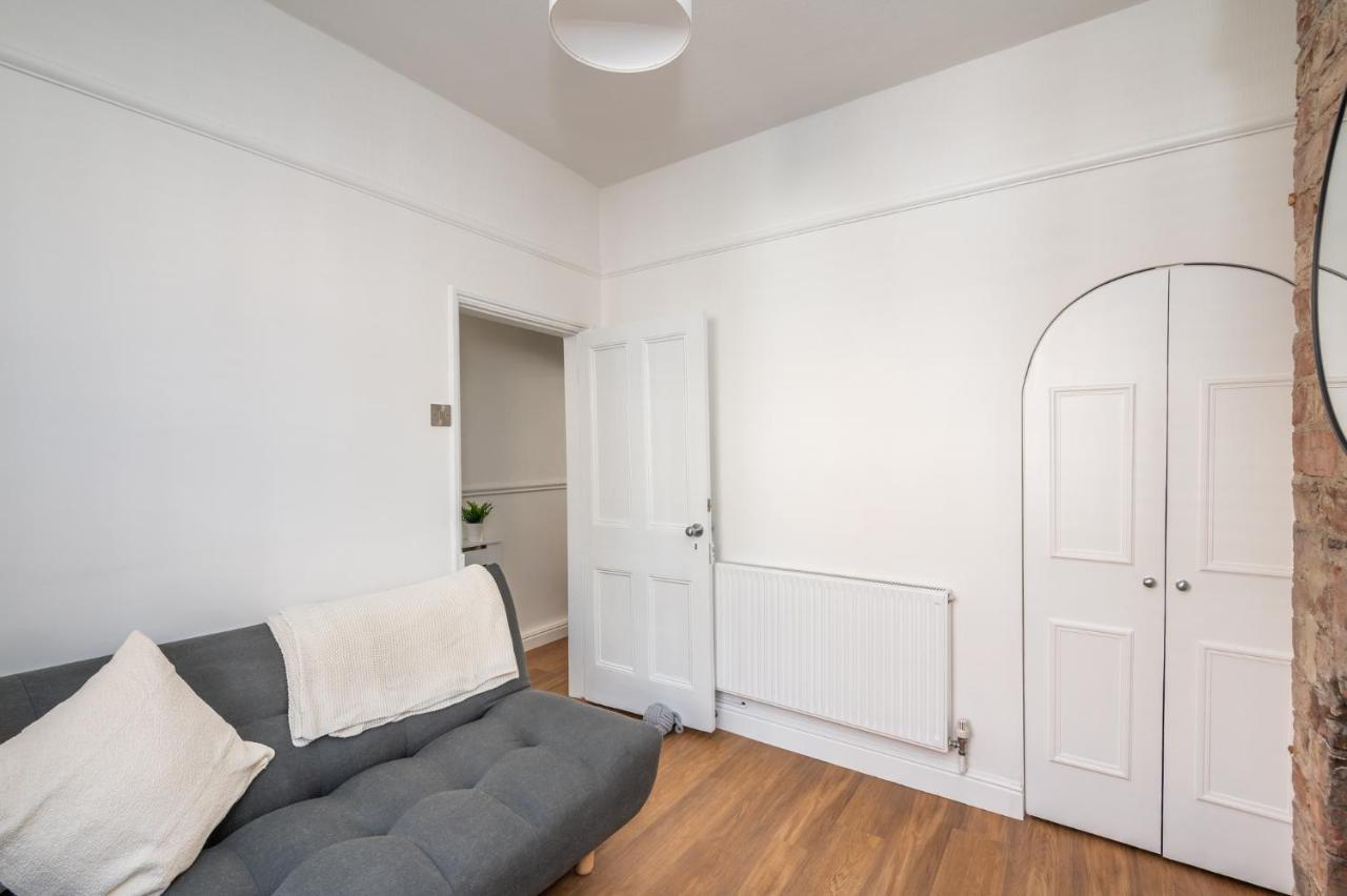 Stylish, Centrally Located Terrace - Pass The Key Йорк Екстериор снимка