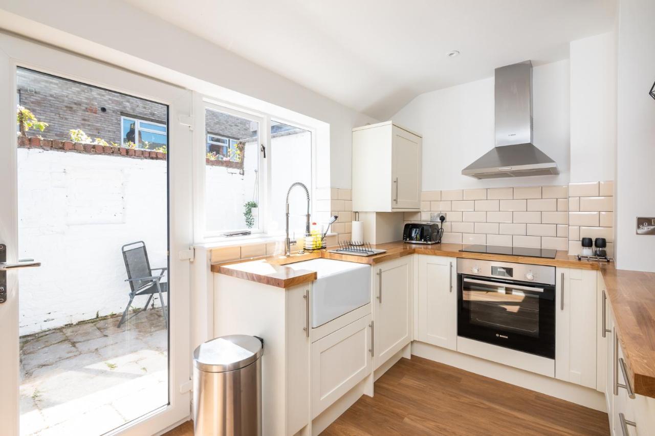 Stylish, Centrally Located Terrace - Pass The Key Йорк Екстериор снимка