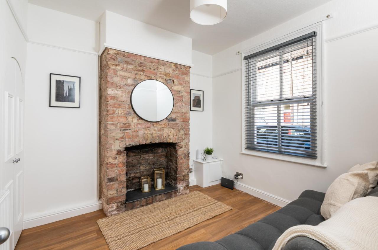 Stylish, Centrally Located Terrace - Pass The Key Йорк Екстериор снимка
