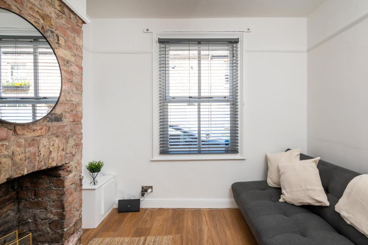 Stylish, Centrally Located Terrace - Pass The Key Йорк Екстериор снимка