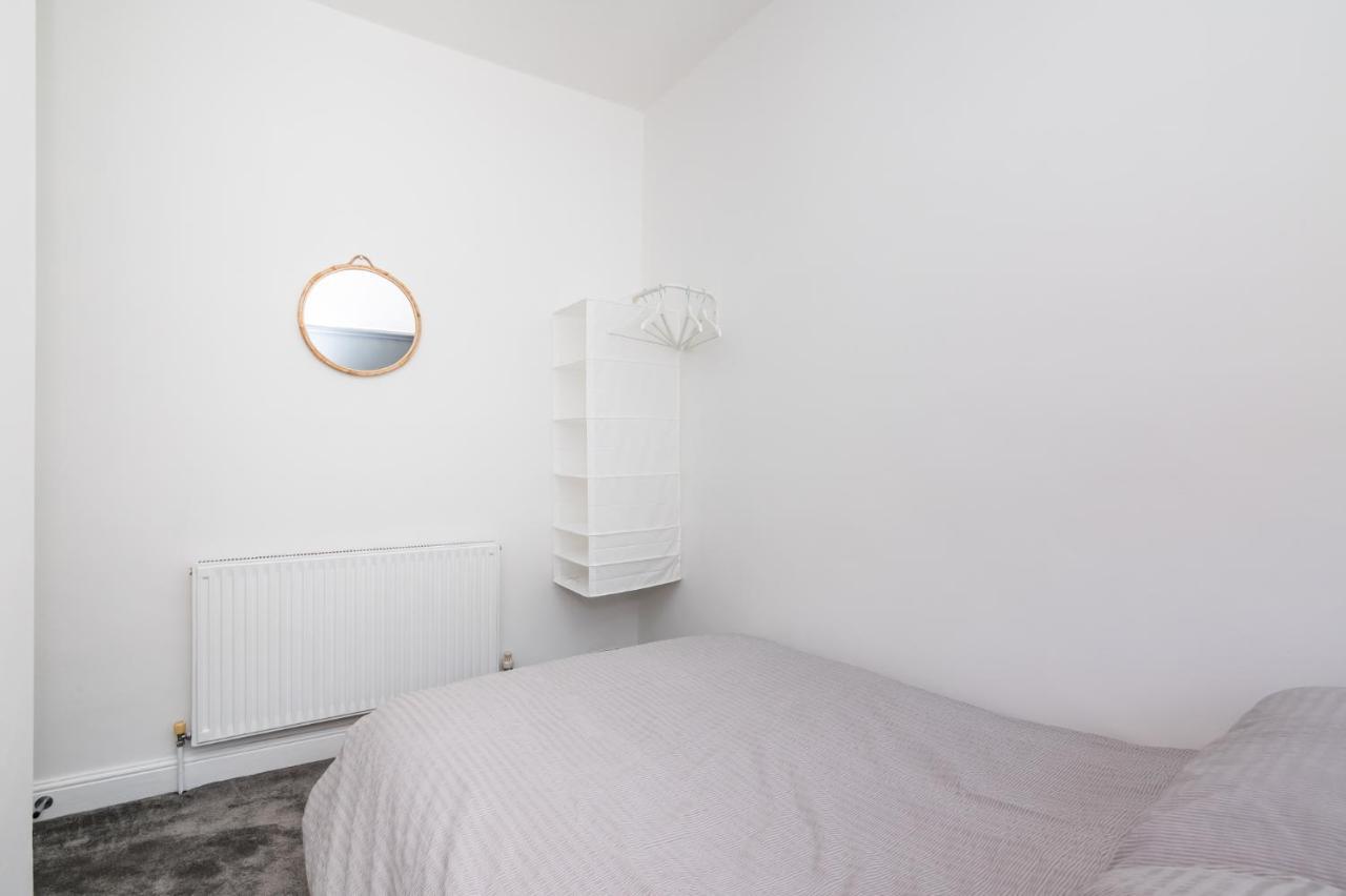 Stylish, Centrally Located Terrace - Pass The Key Йорк Екстериор снимка